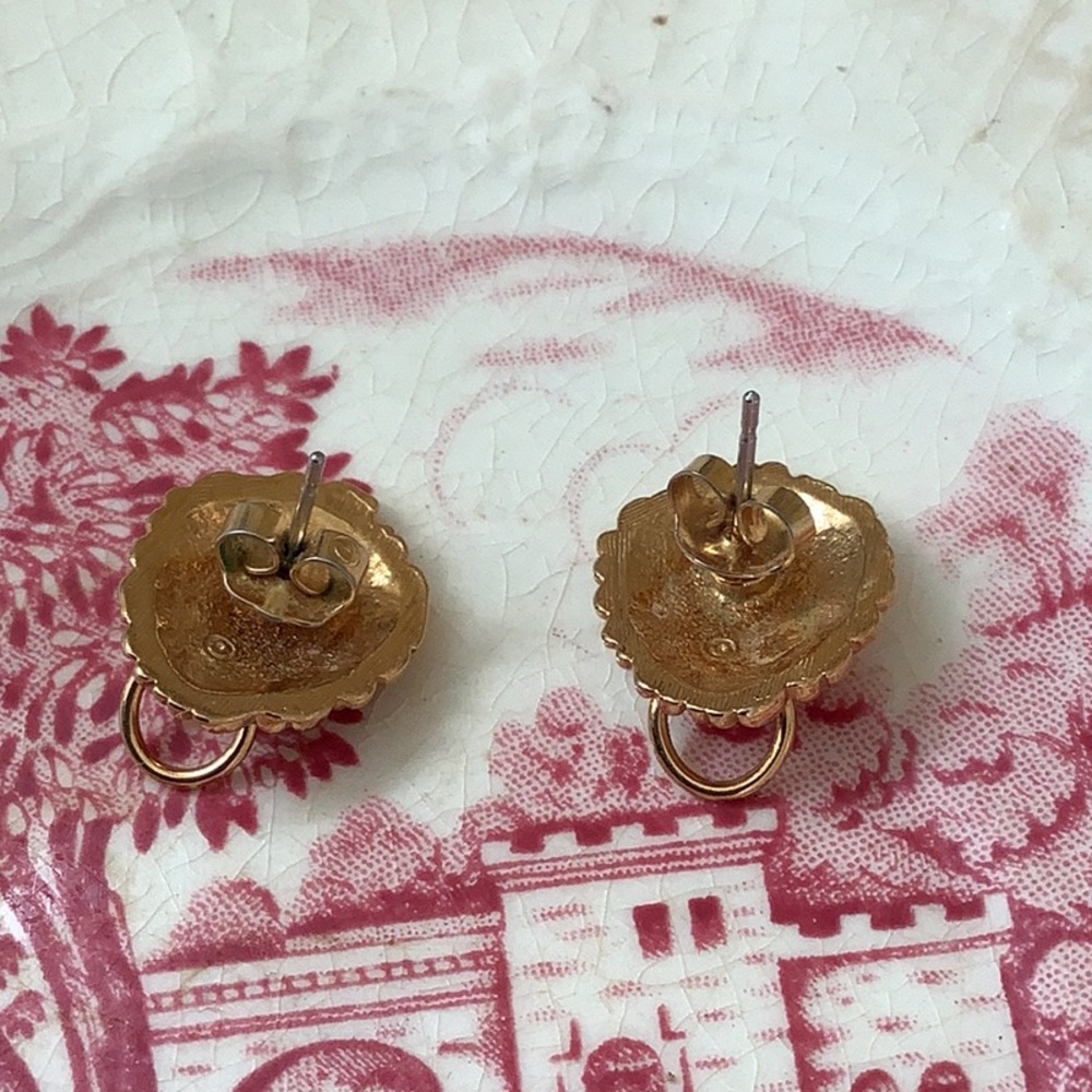 Vintage Minimal Lion’s Head Post Earrings - Picture 2 of 3